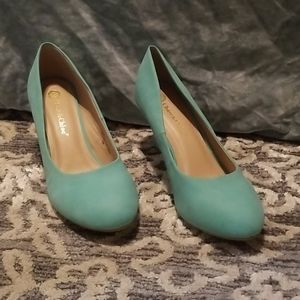 Chase & Chloe teal round toe pumps